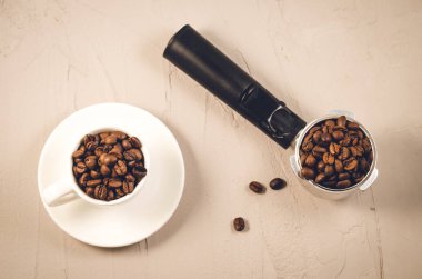 kahve makinesi, kupa ve kahve makinesi, beyaz kupa ve dağınık fasulye için dağınık fasulye/tutucu için tutucu. Üstten görünüm