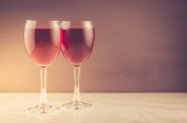Dvě sklenice na červené víno / červené víno sklo na hnědé pozadí. Selektivní fokus a copyspace