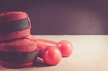 Kırmızı dumbell ve bandaj/sağlıklı kavramı kırmızı dumbell ve karanlık bir arka plan üzerinde bandaj. Boşaltmak