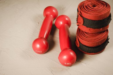 Kırmızı dumbell ve bandaj/kırmızı dumbell ve taş zemin üzerine bandaj. Üstten görünüm ve boşaltmak