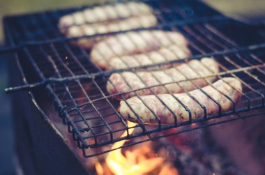 sosis Barbekü ızgara/sosis çıplak alev, seçici odak üzerinde bir Barbekü kafes üzerinde bir kafes üzerinde