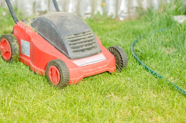 Tosaerba Rossa Taglio Erba Verde Tosaerba Rossa Una Legge Verde — Foto Stock