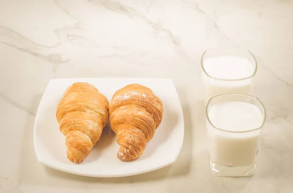 Сніданок Круасанами Молоком Круасанами Білій Тарілці Два Склянки Молока Білому — стокове фото