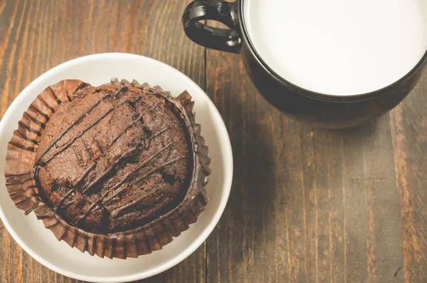 Schokoladenmuffins Und Milch Auf Einem Hölzernen Hintergrund Schokoladenmuffin Und Ein — Stockfoto