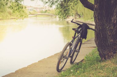 rive yakınındaki bisikletle nehir/yürüyüş parkı Bisiklet parça