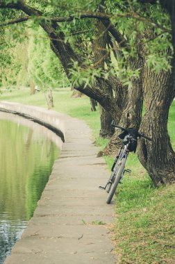 Bisiklet park/Bisiklet Parkı bir rezervuar bir rezervuar yakın