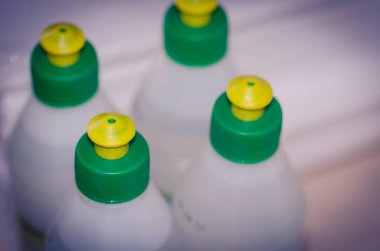 İnşaat yapıştırıcı, üstten görünüm ile inşaat yapıştırıcı/şişe şişe