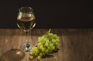 üzüm ve şarap/üzüm ve şarap ahşap masa, seçici odak üzerinde