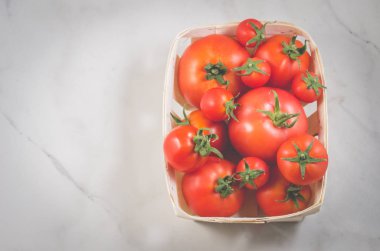 bir beyaz mermer zemin, üstten görünüm ve boşaltmak gerdanlı kapsayıcı gerdanlı bir konteyner/domates domates