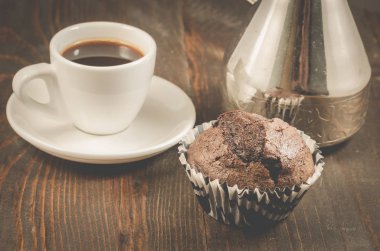 Çikolatalı kek, kahve Kupası ve Türkler/çikolata kek, kahve fincanı ve Türkler bir ahşap zemin üzerinde. Karanlık tarzı