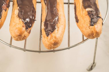 taze eklerleri üzerinde beyaz bir teble üzerinde beyaz masa/taze eklerleri. Üstten görünüm