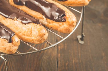 ahşap bir masa üzerinde bir ahşap masa/taze eklerleri üzerinde taze eklerleri. Seçici odak 