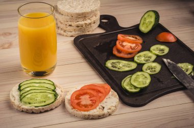 Kahvaltı: küçük portakal suyu loafs ve sebze/kahvaltı: küçük portakal suyu loafs ve sebzeler üzerinde ahşap bir masa. Seçici odak