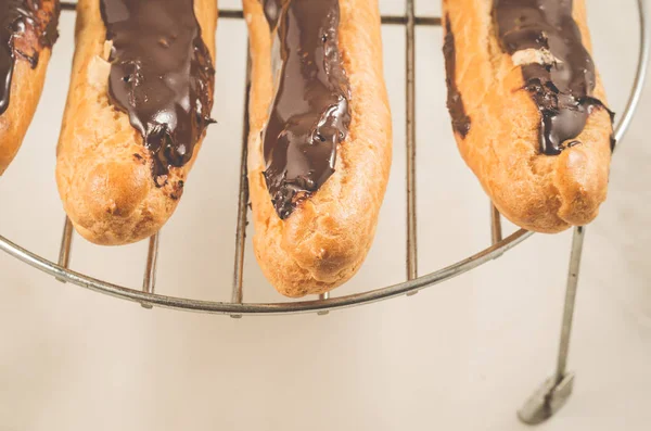 taze eklerleri üzerinde beyaz bir teble üzerinde beyaz masa/taze eklerleri. Üstten görünüm