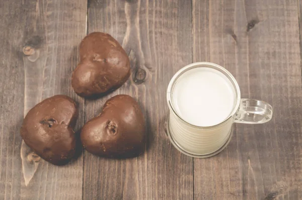 Sütlü çikolata gingerbreads/sütlü çikolata gingerbreads koyu ahşap arka plan üzerinde. Üstten görünüm