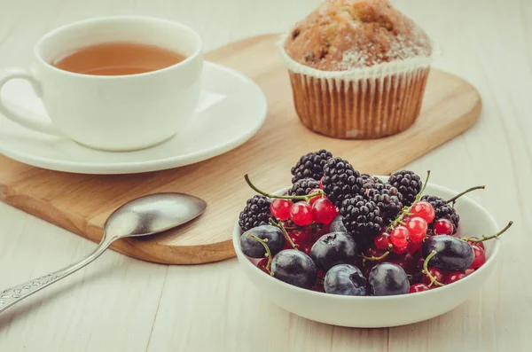 breakfast: tea with fresh berries and cake/healthy breakfast: tea with fresh berries and cake. Selective focu