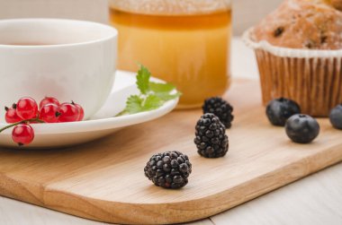 sağlıklı kahvaltı: çay taze çilek, pasta ve bal/sağlıklı kahvaltı: çay taze çilek, pasta ve bal ile. Seçici focu