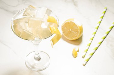 Martini buz ve limon/Martini buz ve beyaz mermer zemin üzerinde bir limon ile kokteyl kokteyl.