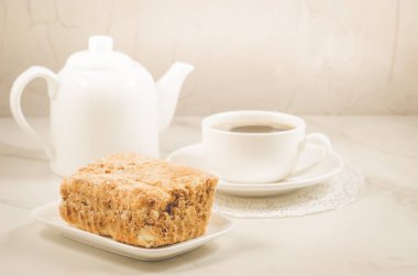 Çaydanlık, kahve ve bisküvi/Çaydanlık, kahve fincanı ve bisküvi beyaz arka plan üzerinde. Seçici odak