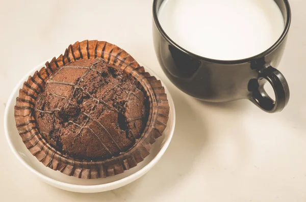 Muffin Chocolat Muffin Lait Chocolat Une Tasse Noire Avec Lait — Photo