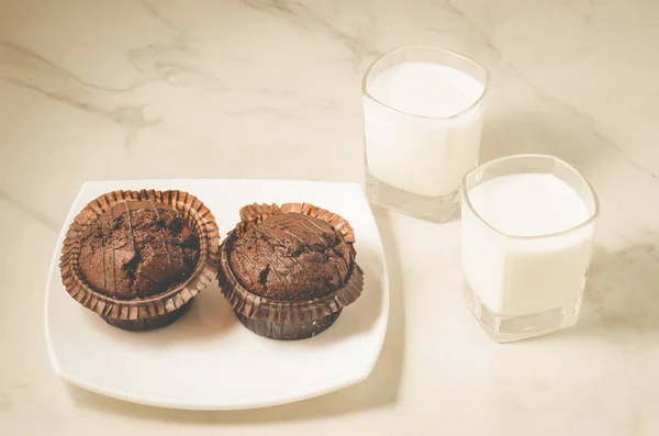 Muffins Chocolat Verres Avec Muffins Lait Chocolat Verres Avec Lait — Photo