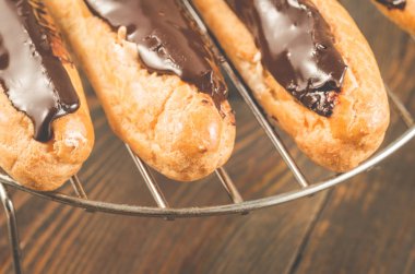 metal destek/taze eklerleri ahşap arka plan üzerinde metal bir destek üzerinde taze eklerleri. Üstten görünüm 