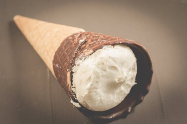 dondurma koni karanlık bir arka plan üzerinde çikolata ile çikolata üzerinde koyu arka plan/Ice cream koni ile yakın çekim
