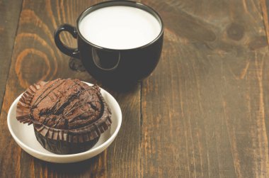 Çikolatalı kek ve süt/çikolata kek ve ahşap arka plan üzerinde süt. Kopya alanı