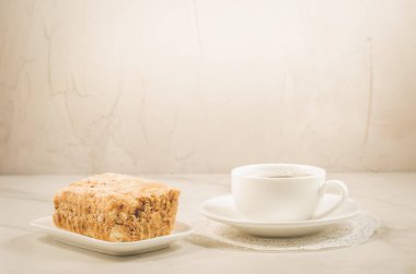 bir bisküvi/kahve ve bisküvi beyaz zemin üzerine kahve molası. Seçici odak