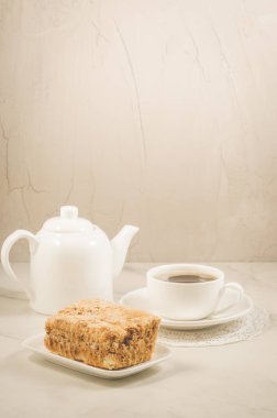 kahve fincanı, Çaydanlık ve tatlı/Çaydanlık, kahve ve bisküvi beyaz arka plan üzerinde. Seçici odak