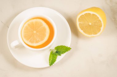 bitkisel çay limon ve nane/bitkisel çay limon ve nane beyaz zemin üzerinde. Üstten görünüm