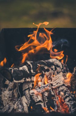 Kömür grilll/yanan kömüre üzerinde yanan kömürlerin üzerinde açık ızgara