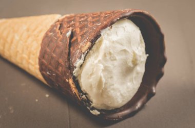 dondurma koni karanlık bir arka plan üzerinde çikolata ile içinde çikolata/dondurma koni ile yakın çekim