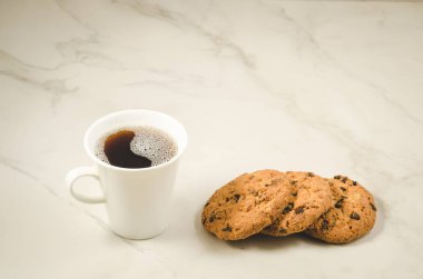 kahve ve çikolata/kahve fincanı ile tanımlama ve mermer bir zemin üzerine çikolata ile tanımlama