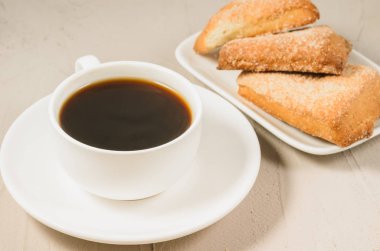 kahve ve ev yapımı kurabiye/kahvaltı whith kahve Kupası ve beton zemin üzerine ev yapımı kurabiye