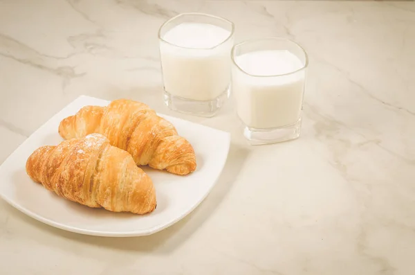 Desayuno Con Croissants Leche Croissants Plato Vasos Leche Una Mesa — Foto de Stock