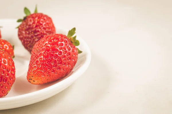Frische Erdbeeren Einer Weißen Schüssel Frische Erdbeeren Einer Schüssel Auf — Stockfoto