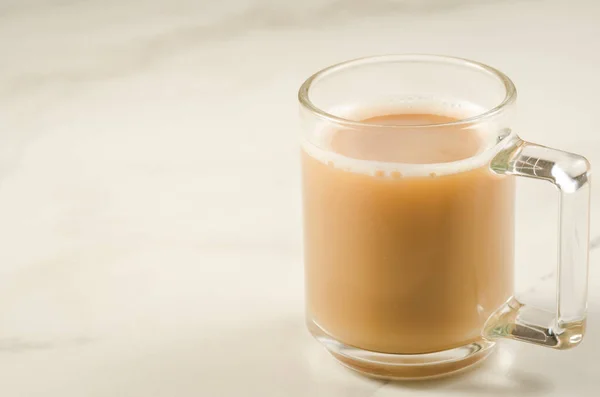 Чашка Чая Молоком Чашкой Чая Молоком Мраморном Фоне Выборочный Фокус — стоковое фото