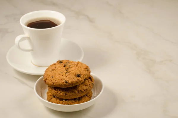 Kaffeetasse Und Kekse Mit Schokolade Kaffeetasse Und Kekse Mit Schokolade — Stockfoto