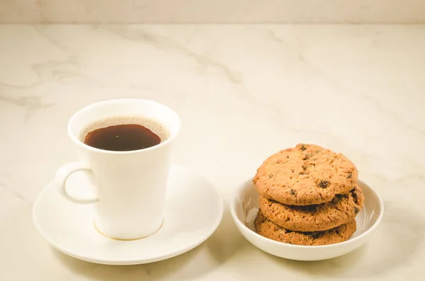 Kaffeetasse Und Hausgemachte Kekse Mit Schokolade Kaffeetasse Und Hausgemachte Kekse — Stockfoto