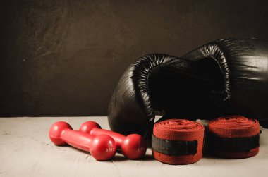 siyah boks eldivenleri ve kırmızı dumbell ve bandaj/spor kavram siyah boks eldivenleri ve kırmızı dumbell ve bandag ile