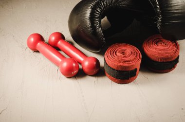 siyah eldiven ve kırmızı dumbell ve bandaj/kavram siyah eldiven ve kırmızı dumbell ve bandaj ile boks