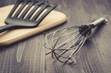 Mutfak aksesuarları bir ahşap arka plan/mutfak aksesuarları ahşap zemin üzerinde. Tonda. Seçici odak