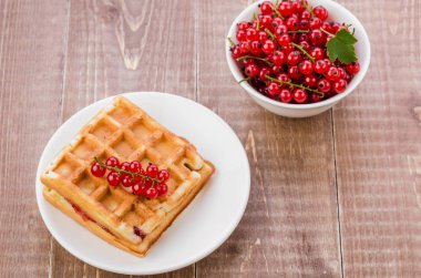 Gofret kırmızı çilek/gofret kırmızı meyveler ile birlikte. Üstten görünüm