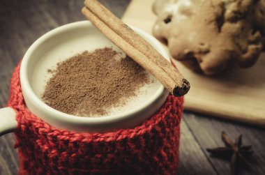 tarçın ile lezzetli yumurta likörü ve tarçın ve kek pasta/lezzetli yumurta likörü. Tonda. Üstten görünüm