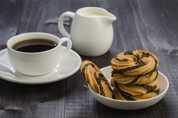 tanımlama bilgileri, kahve ve krema/kurabiye, kahve ve ahşap bir masa üzerinde krema