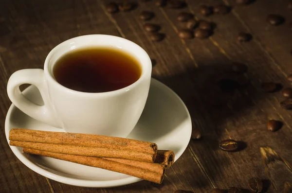 Cangkir Putih Dengan Kopi Dan Kayu Manis Dengan Latar Belakang — Stok Foto