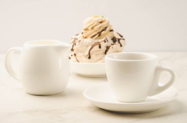 Kahvaltı whith beyaz kahve Kupası, süt ve tatlı/kahvaltı whith beyaz kahve Kupası, süt ve tatlı beyaz zemin üzerinde. Seçici odak