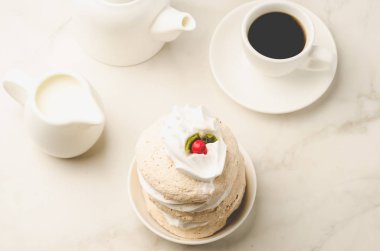 Kahvaltı whith beyaz kahve Kupası, süt, Çaydanlık ve tatlı/kahvaltı whith beyaz kahve Kupası, süt, Çaydanlık ve tatlı beyaz mermer zemin üzerinde. Top vie