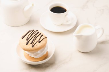 Kahvaltı whith beyaz kahve Kupası, süt, Çaydanlık ve tatlı/kahvaltı whith beyaz kahve Kupası, süt, Çaydanlık ve beyaz mermer zemin üzerinde tatlı